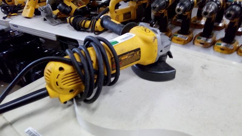 lot 6468 image: DeWALT D28402 4-12 Angle Grinder