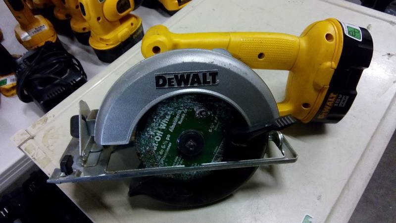 lot 6482 image: DeWalt 18 volts Cordless Circular Saw 3700 rpm 6-12 in.