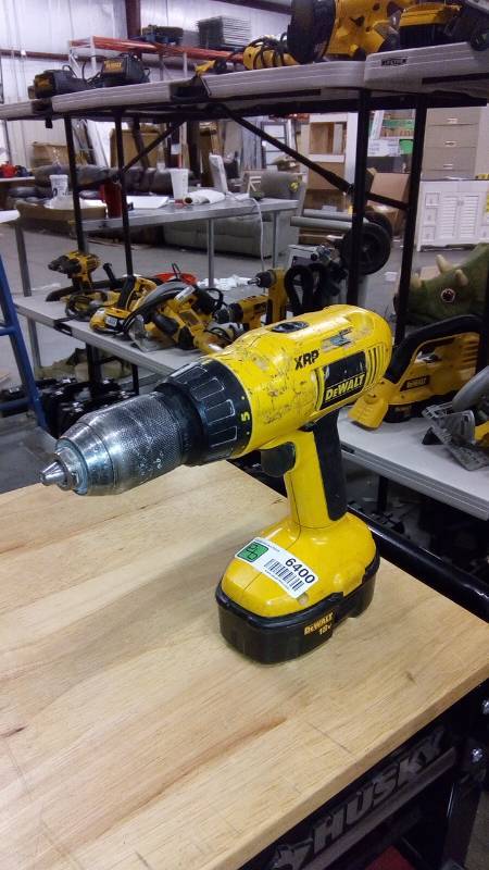 lot 6400 image: DeWalt DW997 18V 12 Cordless DrillDriver