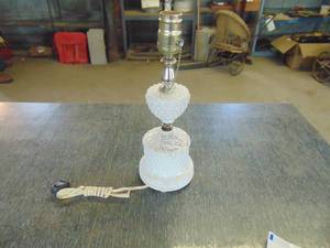 lot 3002 image: Milk Glass Table Lamp