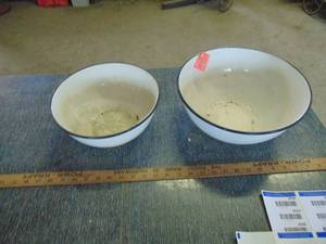 lot 3004 image: Pair of Enamelware bowls 12 and 10 inch