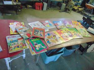lot 3058 image: Huge Selection of Vintage Paper Dolls