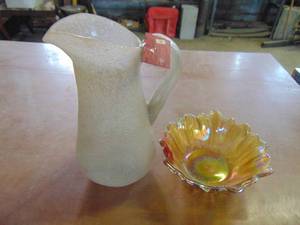 lot 3079 image: Pitcher and Gold Carnival Glass