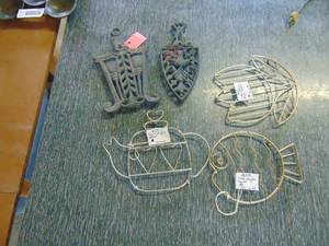 lot 3092 image: Selection of Trivets