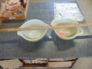 lot 3098 image: Pair of Pyrex Bowls