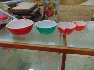 lot 3135 image: 4 Pyrex Bowls