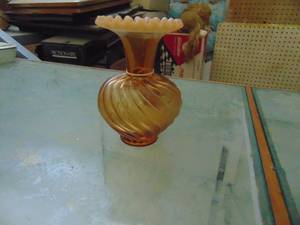 lot 3143 image: Chocolate fenton Vase 6-8