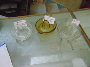 lot 3149 image: 3 Juicers - Glass