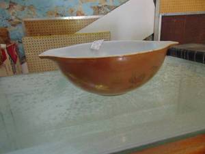 lot 3152 image: Pyrex Mixing Bowl