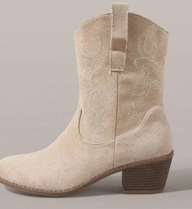 lot 18140 image: Pair of Cream Western Boots with Embroidered Detail Size 43 Slight Use - Retail $35