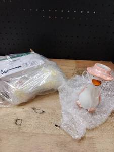 lot 14078 image: Ceramic Duck Figurine Set Pink & Yellow 2-Piece