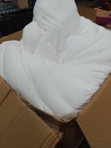 lot 5686 image: Comforter size queen color white