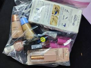 lot 8413 image: Beauty Bag Bundle