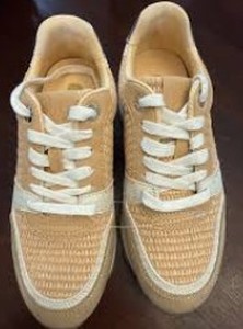 lot 2423 image: Tan tennis shoes 11M
