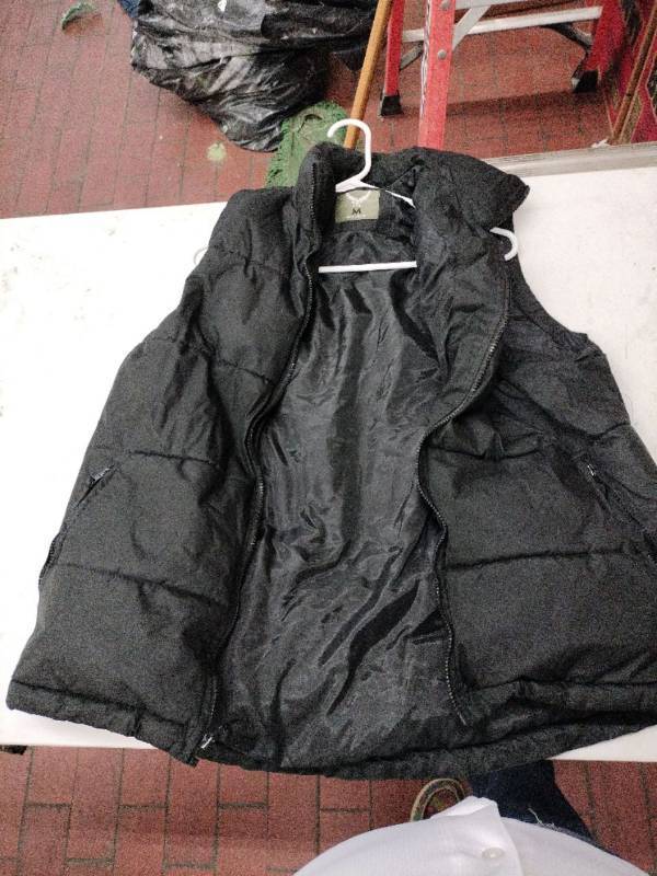 lot 59362 image: BTL black sleeveless puffer vest - M