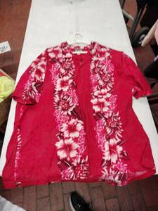 lot 63355 image: Hawaii Blues red and white floral printed Hawaiian shirt - XL