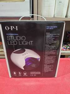 lot 1075 image: OPI Professional Studio LED Light 32 LED