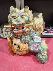 lot 1099 image: Decorative Maneki-neko Figurine with Articulated Arm and Tassel