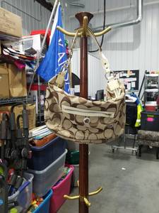 lot 1902 image: FASHION TRENDY SHOULDER BAG