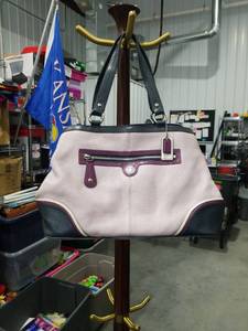 lot 1904 image: FASHION TRENDY SHOULDER BAG