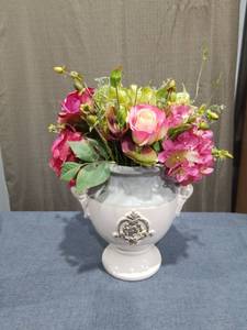 lot 1914 image: Pedestal Urn Vase with Ornamental Handle Medallion