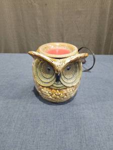 lot 1921 image: Owl-Shaped Electric Wax Warmer with Candle