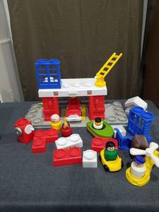 lot 1931 image: Fisher Price Little People Blocks Firehouse Fire Station  And Other Items