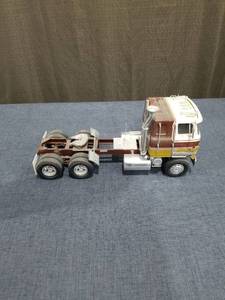 lot 1952 image: Ertl International Semi Truck Model 164 Scale