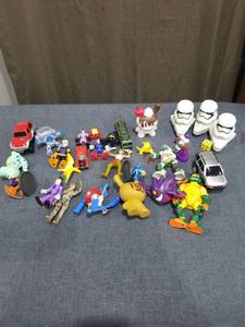 lot 1981 image: Toy Action Figure and Vehicle Lot Mixed Brands