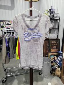 lot 1991 image: Kansas City Royals Baseball V-Neck T-Shirt Size S