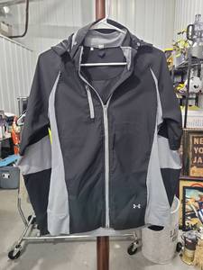 lot 2905 image: Under Armour Black and Gray Zip Hoodie Jacket Size Medium