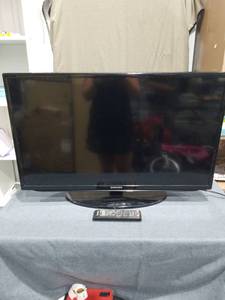 lot 2920 image: Samsung 32 inch Flat Screen Television with Remote