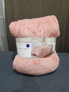 lot 2923 image: Huntington Home Sculpted Blanket King 108 x 90 in 100% Polyester
