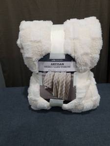 lot 2924 image: Life Comfort Artisan Mixed Yarn Throw 60 x 70 in