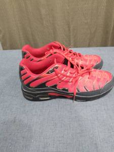 lot 2929 image: Red and Black Athletic Running Shoes with Air Sole Pair Size 10.5