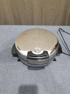 lot 2955 image: Toastmaster Waffle Maker