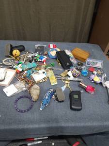 lot 2957 image: LOT OF RANDOM ITEMS