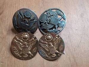 lot 2005 image: 4 US Eagle Seal Buttons with Shank Fasteners