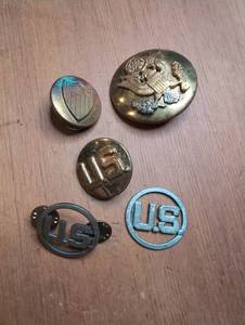 lot 2008 image: US Military Uniform Buttons Lot of 5 including Eagle and Shield Insignia