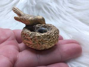 lot 3003 image: Vintage Bird on Nest Figurine Creme Perfume Compact