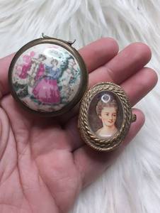 lot 3004 image: Cameo Snuff Box  Vintage Pill Container