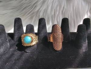 lot 3151 image: Fashion Rings Turquoise Center and Textured Band -Flexible Bands-2ct