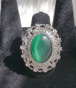 lot 3153 image: Green Oval Cabochon Ring with Filigree Setting-Flexible Band