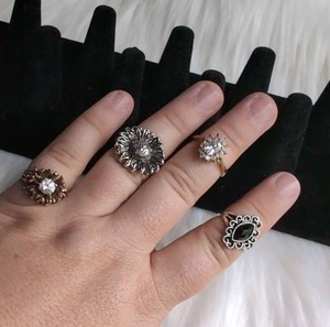 lot 3161 image: Fashion Rings with Gemstone and Floral Designs - 4 ct