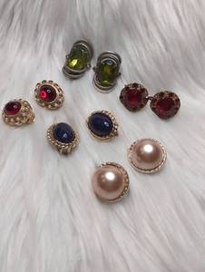 lot 3308 image: Vintage Clip-On Earrings with Gemstones and Pearls -5 ct