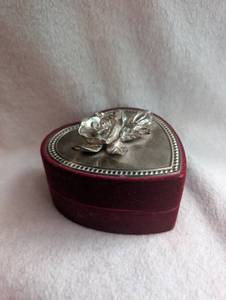 lot 3001 image: Heart-Shaped Trinket Box with Rose Relief Lid and Burgundy Velvet