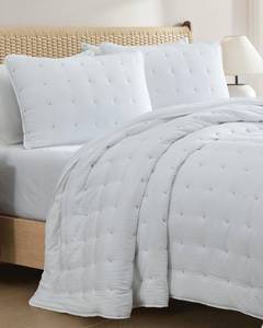 lot 10508 image: Quilts Queen Size - Lightweight Comforter Set with 2 Shams 90x96 White