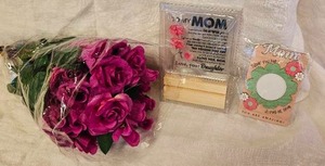 lot 163 image: Mom Gift Set 3 Piece Bundle faux Floral Bouquet Cards Wooden Base