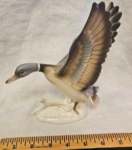 lot 178 image: &nbspFlying Duck Figurine (Repaired Crack on Neck)