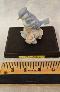 lot 184 image: Blue Jay Figurine on Wood Base with Flower